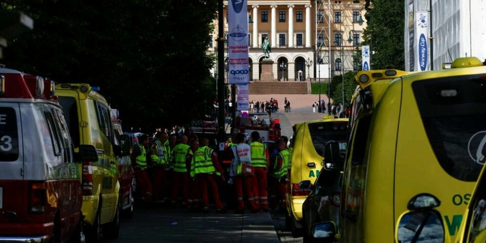 BEKLAGER: Mange ambulanser, politi og andre rednings-folk var i sentrum for å hjelpe til. Det var da USAs ambassade trodde de hadde funnet en bombe. Nå beklager ambassaden at det ble så mye oppstyr.