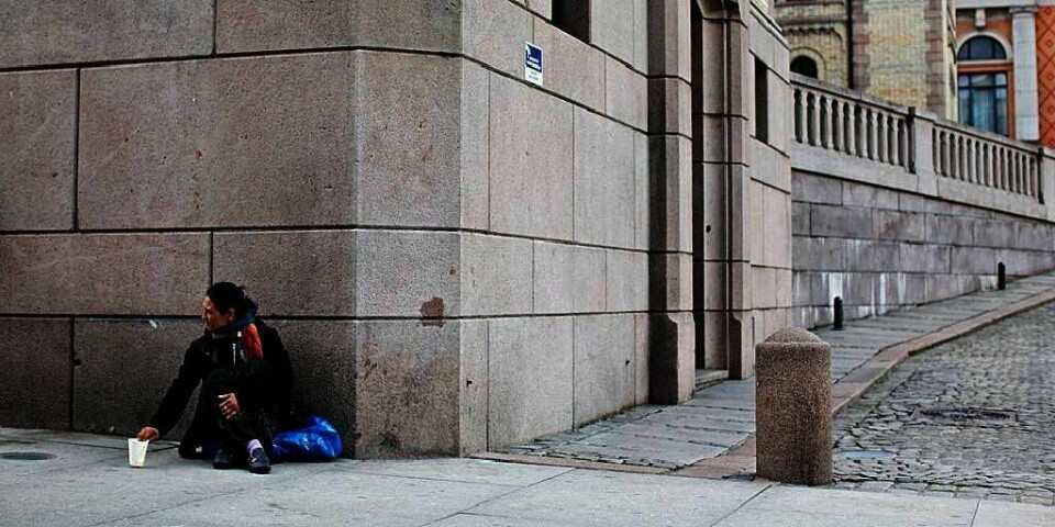 TIGGER: En rumensk tigger sitter utenfor Stortinget i Oslo med koppen sin. Arbeidstaker-organisasjonen Fellesorganisasjonen mener myndighetene må hjelpe romfolk i jobb.