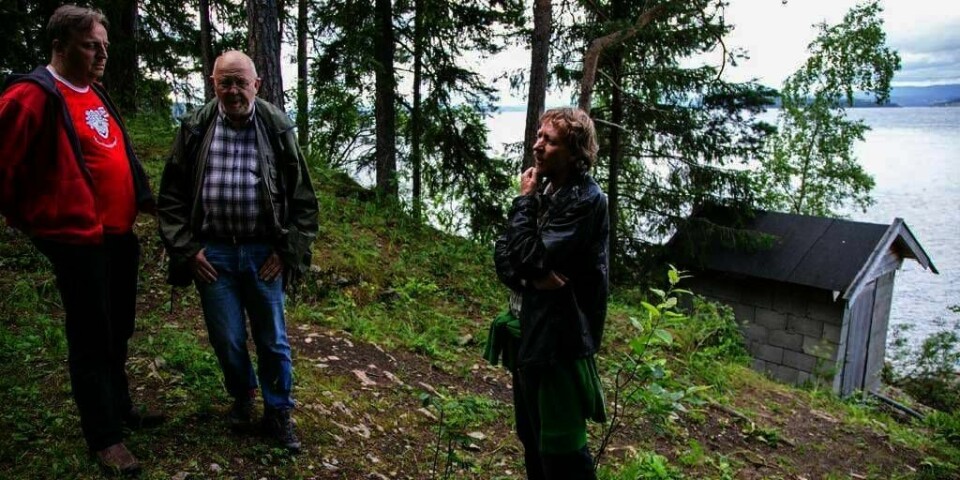 TILBAKE: Harald Olsen (til venstre i bildet), Arild Trøan og Øyvind Langaas er tilbake på Utøya. Her har de vært mange sommere. Ved Pumpehuset i bakgrunnen ble mange mennesker drept.