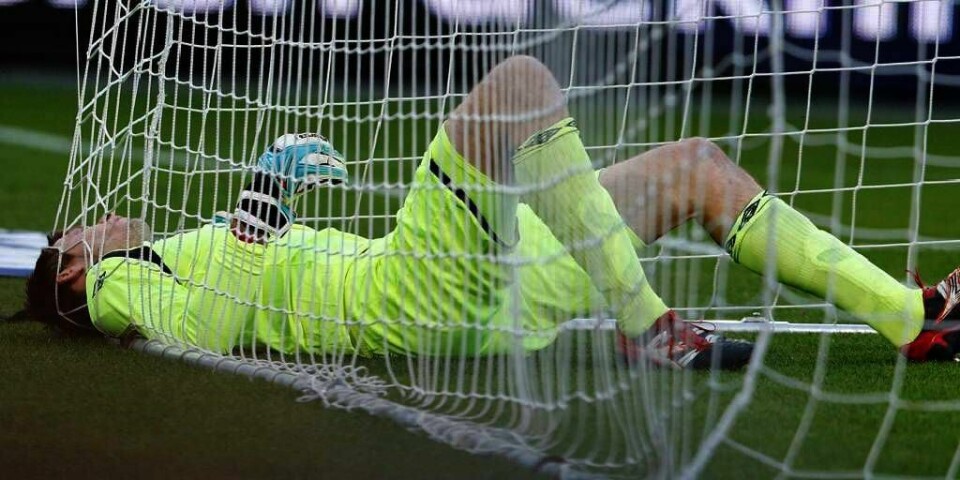 TABBE:  Keeper Rune Almenning Jarstein var fortvilet da han gjorde en feil. Det førte til at Hellas fikk et mål mot Norge i landslags-kampen onsdag.