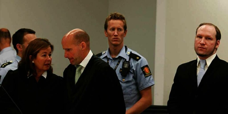 BOK: Det kan bli bok om terrortiltalte Anders Behring Breivik. Faren hans skriver om sønnen, og lurer på om han skal gi ut en bok.