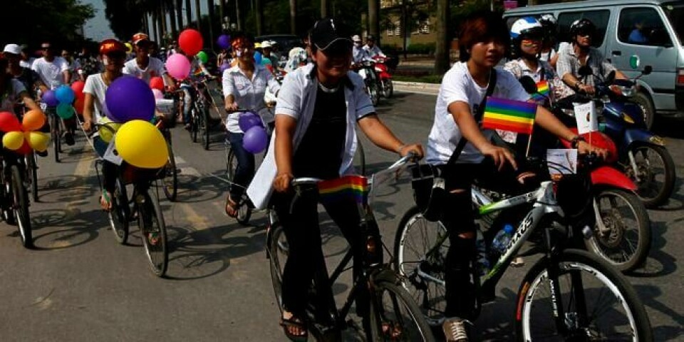 PARADE: Rundt hundre mennesker samlet seg i gatene i Hanoi i Vietnam søndag. De var med på den aller første homoparaden i landet. Mange syklet rundt i gatene med ballonger og flagg.