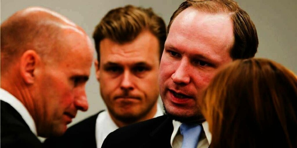 SKRIVER: Anders Behring skal skrive tre bøker i fengselet. Den ene boka skal være en selvbiografi. Det sier Tord Jordet (i midten av bildet). Jordet er en av Breiviks forsvarere. Han sier at Breivik også vil skrive mer om organisasjonen Knights Templar.
