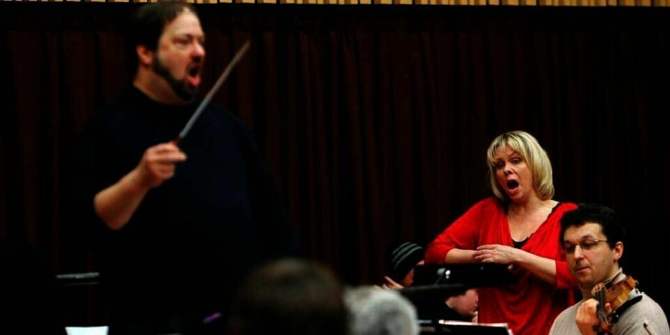 Sanger Solveig Kringlebotn, musikksjef John Helmer Fiore (til venstre) og Operaorkesteret er blant dem som deltar på gratiskonserten søndag.
