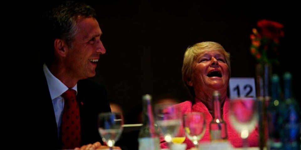 FEIRET: Statsminister Jens Stoltenberg og tidligere statsminister Gro Harlem Brundtland koste seg under Arbeiderpartiets feiring av jubileet tirsdag.