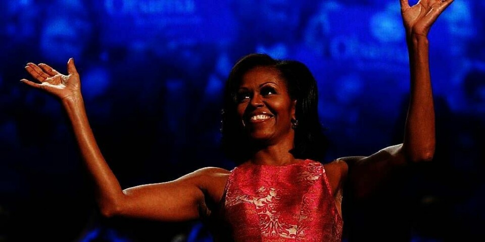 FØRSTEDAME: Michelle Obama vinker til publikum før talen til Demokratenes landsmøte. I talen hyllet hun sin mann Barack Obama.