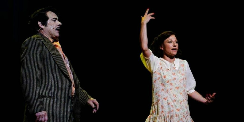 EVITA: Heidi Gjermundsen Broch spiller Evita i musikalen med samme navn. Her er hun i en scene med Sigve Bø.