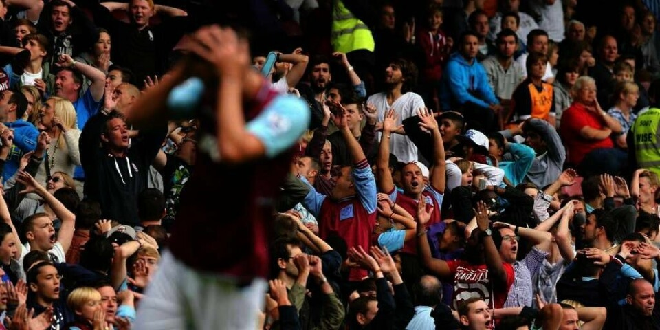 HETS:  Mange fotballfans sier negative ting om homofile. Det er blitt mer vanlig enn å være rasistisk, viser en ny rapport. Bildet er fra en kamp mellom West Ham og Fulham.