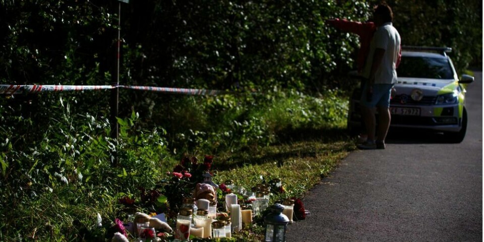 BLOMSTER: Folk har lagt ned blomster og lys ved stedet Sigrid Schjetne ble funnet død. Både 37-åringen og 64-åringen som er siktet i saken, skal sitte varetekts-fengslet i fire uker.
