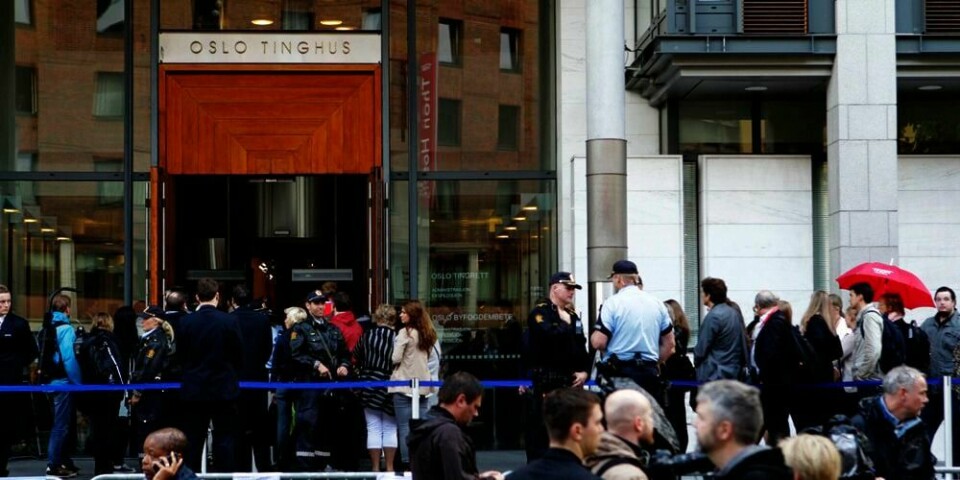 VENTER: I dag kommer dommen mot Anders Behring Breivik. Det skjer litt over klokka 10.00 i Oslo tingrett. Fredag morgen ventet mange på å få komme inn i Tinghuset.