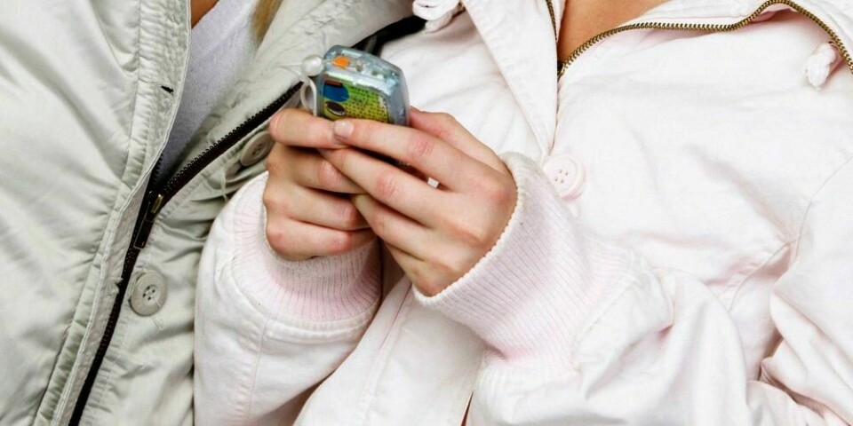 NAKENBILDER: Bare på ett år har 9.500 tenåringer sendt nakenbilde av seg selv på internett eller mobiltelefon. Det viser en undersøkelse.