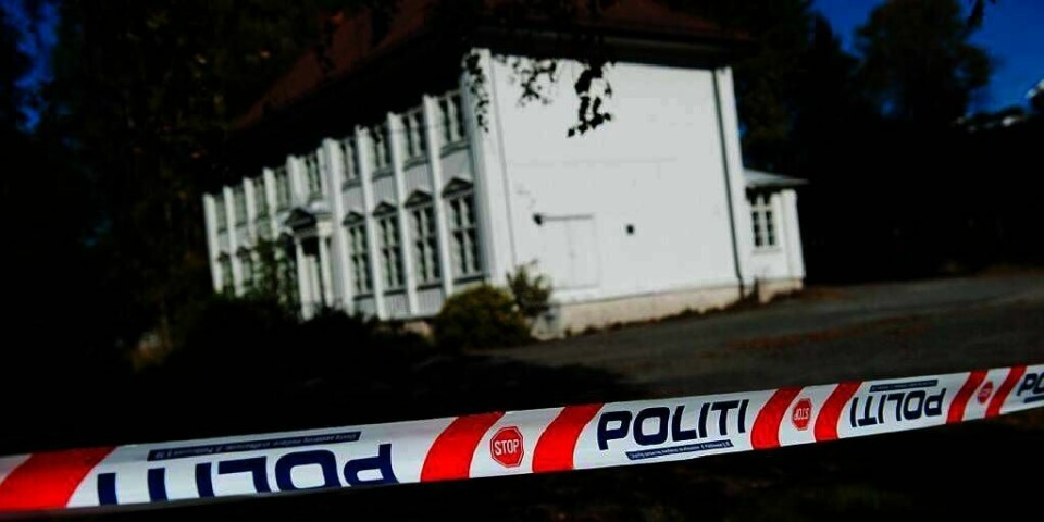 JAKTER: Politiet på Romerike jakter etter en mann. Han skal ha prøvd å dra en 15 år gammel jente inn i bilen sin. Det skjedde ved Dalen skole i Fetsund i Akershus fredag.