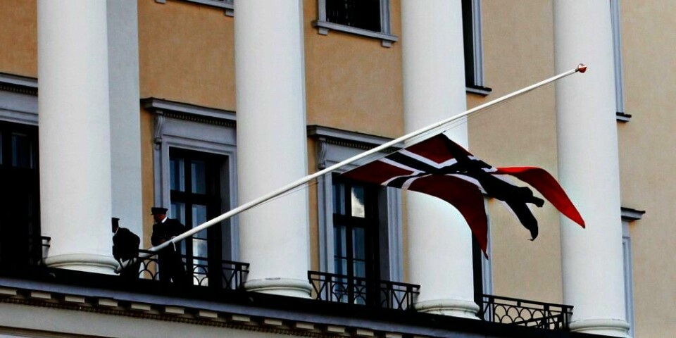 SORG: Slottet flagget på halv stang søndag. Kong Harald sørget over storesøsteren sin, prinsesse Ragnhild, fru Lorentzen. Prinsesse Ragnhild døde søndag i sitt hjem i Brasil. Hun ble 82 år gammel.