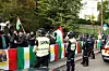 Bildet viser politiet som passer på under demonstrasjonen ved Irans ambassade.
