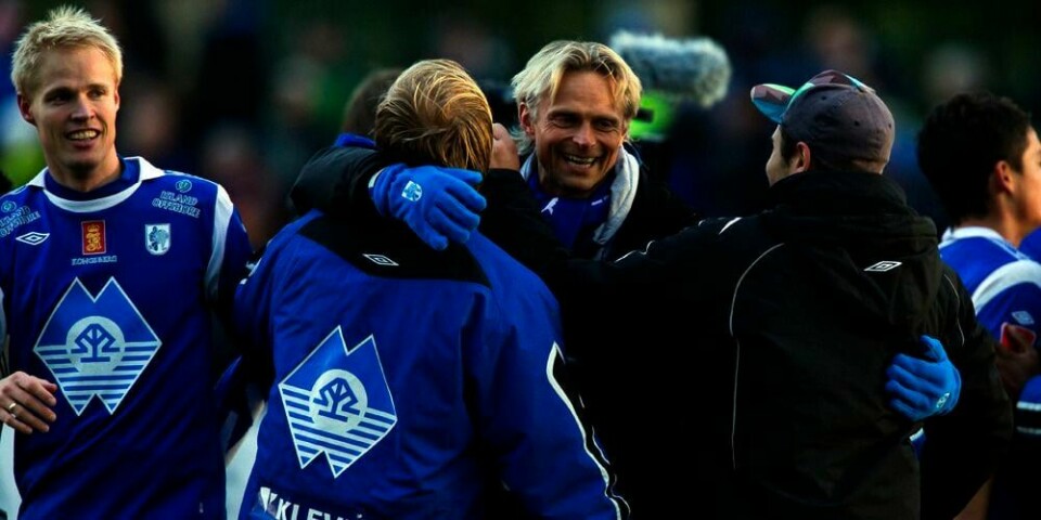 JUBLER: Her jubler Hødds daglige leder Andrè Nevstad (midten) etter NM-kampen i fotball mellom Hødd og Brann.