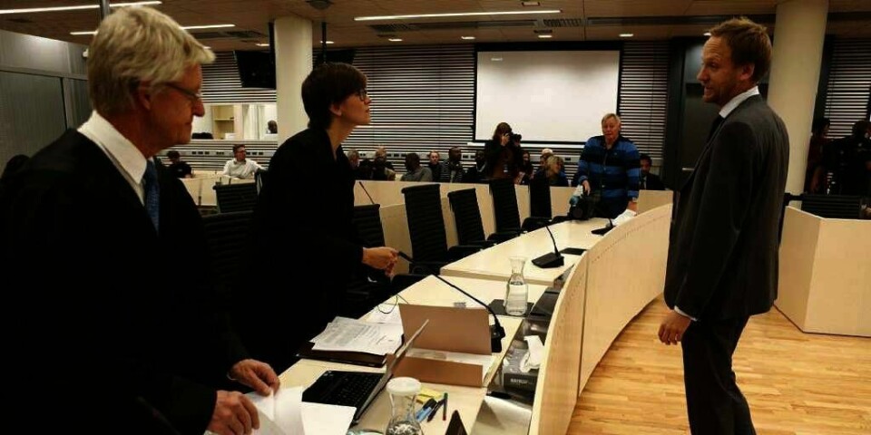 RETTSSAK:  En mann er tiltalt for folkemord i Rwanda. Her snakker forsvarerne Harald Stabell (til venstre i bildet) og Maria Bergram Aas med Kripos-etterforsker Sigurd Moe.