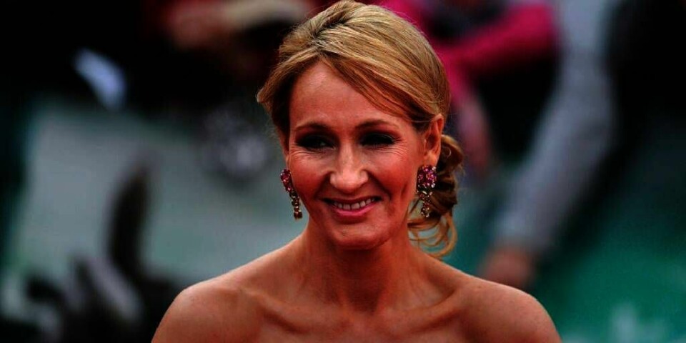 BOK:  JK Rowling har solgt over 450 millioner bøker. De handlet om Harry Potter. Nå prøver hun seg for første gang med en bok for voksne.