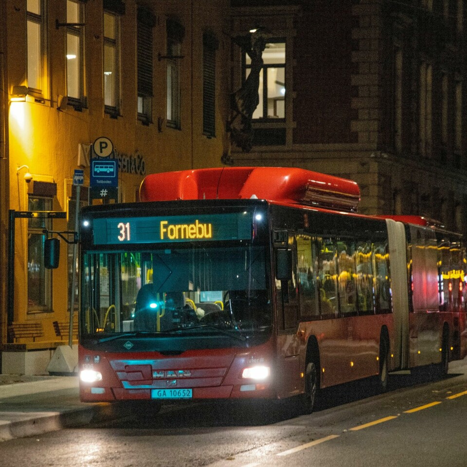 OSLO: En buss i Tollbugata. Der ble en kvinne overfalt og voldtatt onsdag kveld. Buss var den transportformen som fikk flest nye passasjerer fra tredje til fjerde kvartal i fjor, mens jernbane hadde størst prosentvis økning. Foto: Terje Bendiksby / NTB