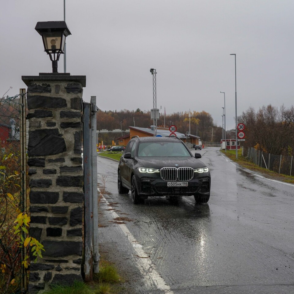 POLITIET: Politiet pågrep en russisk mann ved Storskog tirsdag. Han er siktet for å ha brutt reglene for saksjoner mot Russland. En russisk bil på vei inn i Norge på grensestasjonen på Storskog søndag.Foto: Terje Bendiksby / NTB