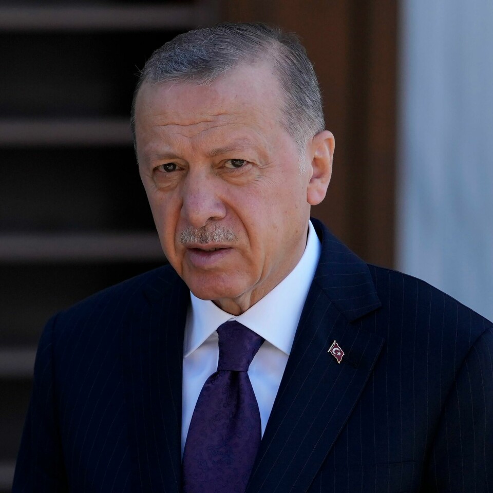 SINNE: Medier i Tyrkia er sinte etter at et svensk humorprogram vitset om president Recep Tayyip Erdogan. Toppolitikere fra de to landene har besøkt hverandre i år. Erdogan beskriver et besøk fra Isreals president Isaac Herzog i mars som et vendepunkt. Foto: Khalil Hamra / AP / NTB