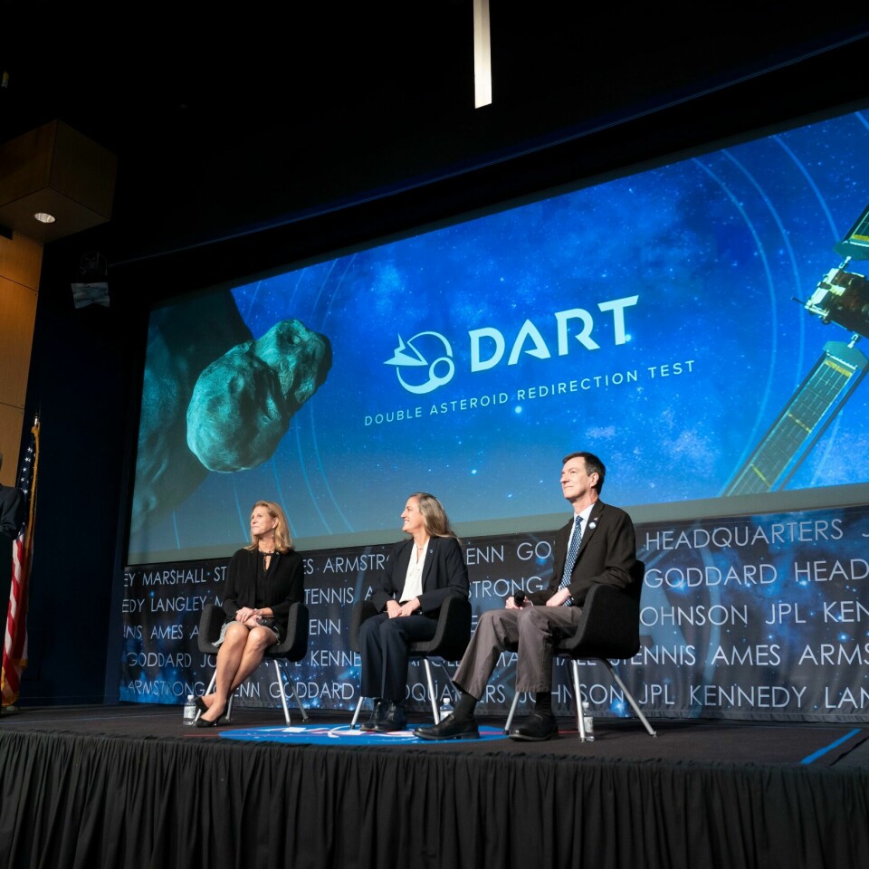 ASTEROIDE: Nasa-sjef Bill Nelson (til venstre) gleder seg over det vellykkede eksperimentet. Nasa-sjef Bill Nelson (til venstre) gleder seg over det vellykkede eksperimentet. Foto: Alex Brandon / AP / NTB