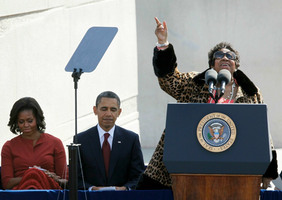 POLITI: USAs spesialpoliti fulgte med på Aretha Franklin lenge. Da et minnesmerke viet Martin Luther King Jr ble innviet i Washington i 2011, sang Aretha Franklin med president Barack Obama og Michelle Obama blant publikum. Foto: AP