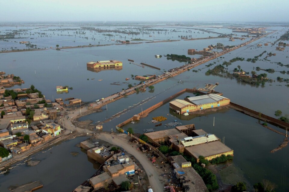 KLIMAENDRINGER: Pakistan ble rammet av flom. Årsaken til de store ødeleggelsene er klimaendringer. Nå får flere unge angst for det som skjer. Pakistan ble rammet av storflom tidligere i høst. Pakistanske myndigheter krevde større overføringer fra rike land til fattige land som er rammet av klimaendringer. Foto: AP / NTB