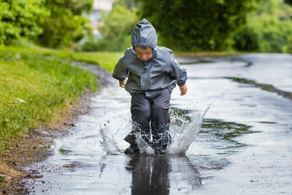VÅTT: Det er varslet regn i mye av Norge de neste dagene. Det kan kanskje være glede for de som liker å hoppe i vanndammene. Ikke alle kan glede seg til sol i helgen. Spesielt på Vestlandet må folk belage seg på kraftige regnbyger til helgen. Illustrasjonsfoto. Foto: Håkon Mosvold Larsen / NTB
