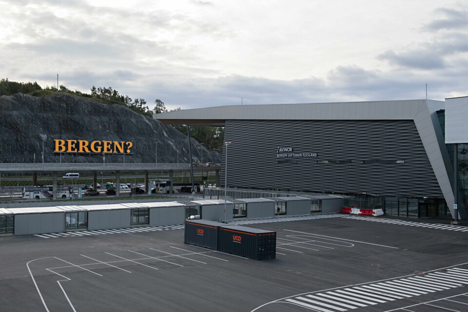 STENGT: Bergen lufthavn Flesland ble stengt onsdag morgen. Årsaken er at det skal være sett det som kan være én eller flere droner. Bergen lufthavn Flesland ble stengt onsdag moingen. Her ser vi den nye terminalen. Foto: Marit Hommedal / NTB