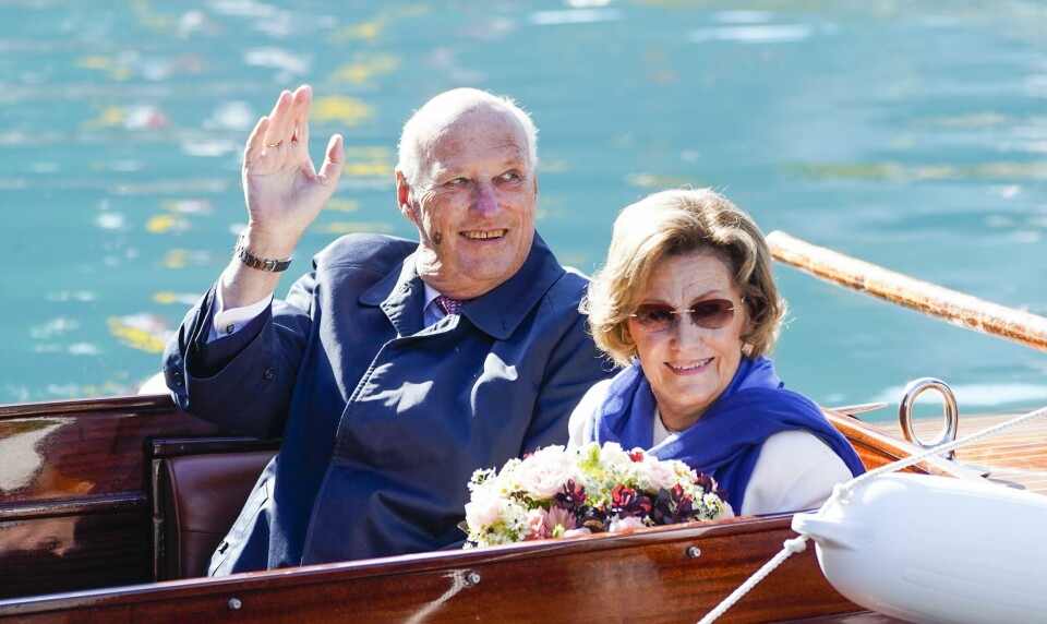 KONGELIGE: Færre folk vil ha monarki nå, enn for fem år siden. Men fortsatt vil to av tre ha kongen som statsoverhode. Kong Harald og dronning Sonja på vei inn til Valldal i Fjord kommune med båt. Foto: Lise Åserud / NTB
