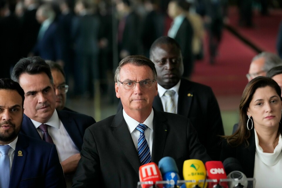 LOVER: Brasils president Jair Bolsonaro lover å følge grunnloven i Brasil. Men han sa ingenting om at han hadde tapt valget. Likevel skal han være klar for å gi fra seg makten, sier stabssjefen hans. Brasils president Jair Bolsonaro kom med en kort uttalelse til pressen tirsdag etter valgnederlaget søndag. Foto: Eraldo Peres / AP / NTB