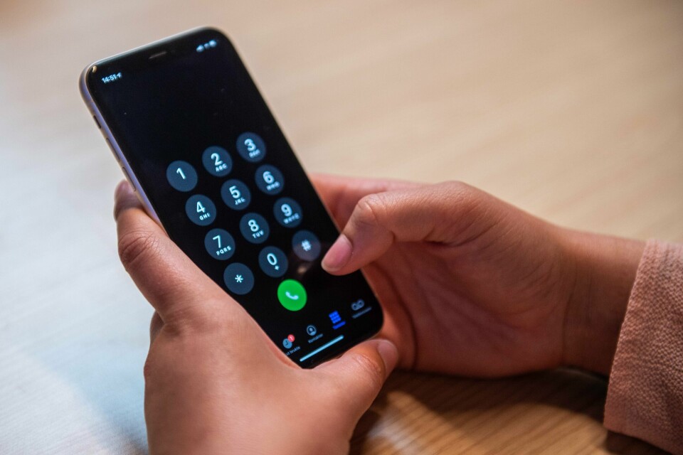 ADVARER: Telenor advarer folk om at det er mange forsøk på svindel på MMS nå. Illustrasjonsfoto: Annika Byrde / NTB Bildet er av en person som holder i en mobiltelefon. Foto: Annika Byrde / NTB