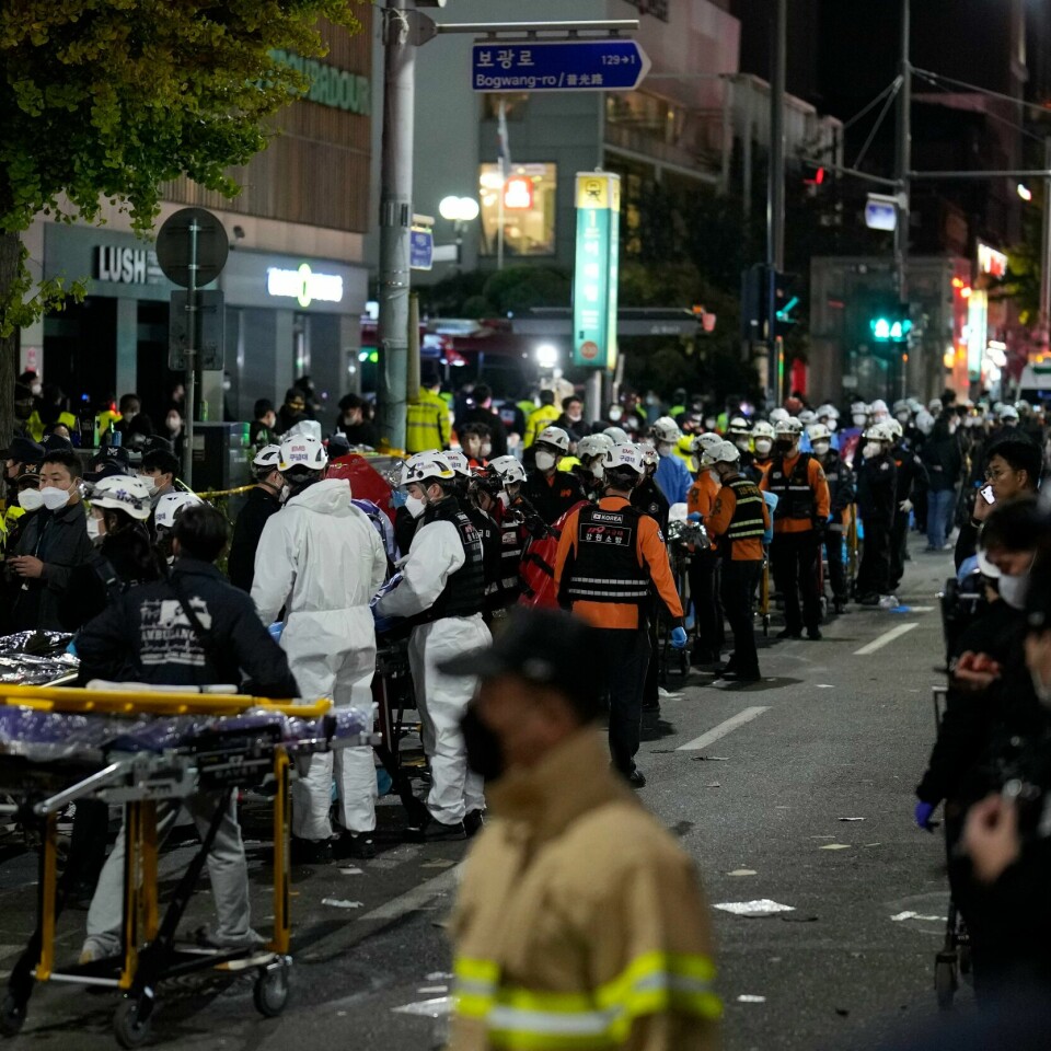TRAGEDIE: Det brøt ut kaos og oppsto trengsel i et populært utelivsdistrikt i Seoul lørdag. 154 personer døde. Blant dem er en nordmann. Foto: Lee Jin-man / AP / NTB Det brøt ut kaos og oppsto trengsel i et populært utelivsdistrikt i Seoul lørdag. 154 personer omkom. Foto: Lee Jin-man / AP / NTB
