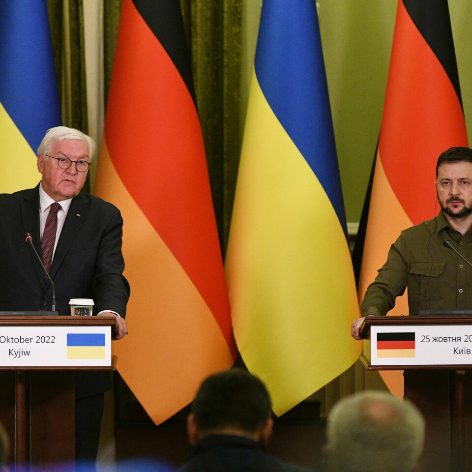 MØTE: Frank-Walter Steinmeier (t.v.) møtte tirsdag Volodymyr Zelenskyj i Kyiv i Ukraina. Tysklands president Frank-Walter Steinmeier (t.v.) besøkte tirsdag Ukraina og landets president Volodymyr Zelenskyj i Kyiv. Foto: AP / NTB