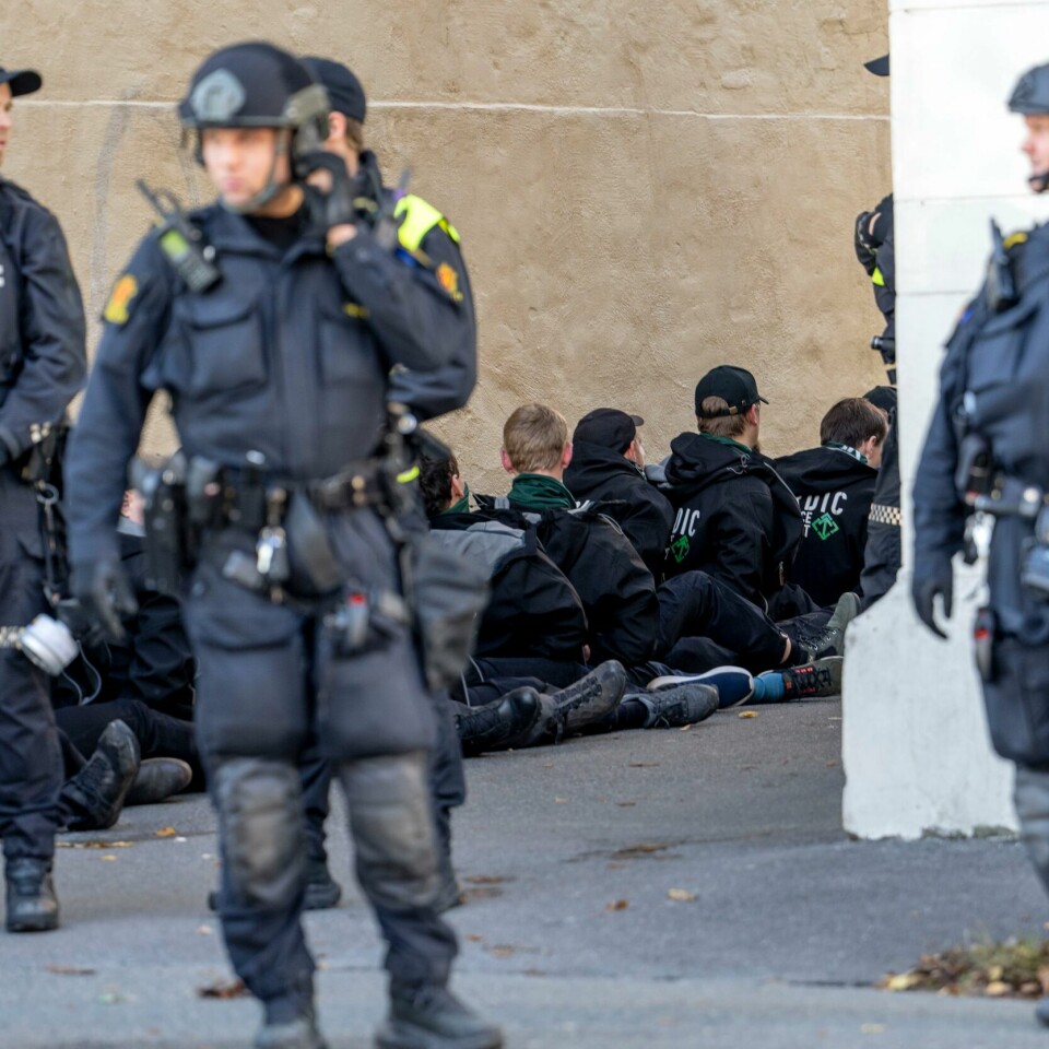 OSLO: 35 personer ble pågrepet i forbindelse med nynazist-markeringen i Oslo lørdag. Bildet viser 30–40 demonstranter anholdt under nynazistdemonstrasjon i Oslo.
