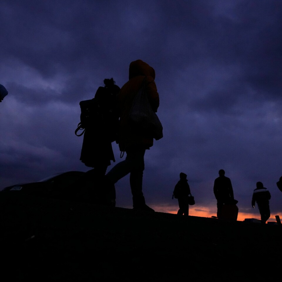 FLYKTER: Ukrainere flykter fra krigen i hjemlandet. Tusenvis har kommet til Norge. Bildet viser ukrainske flyktninger på vei ut fra Ukraina.