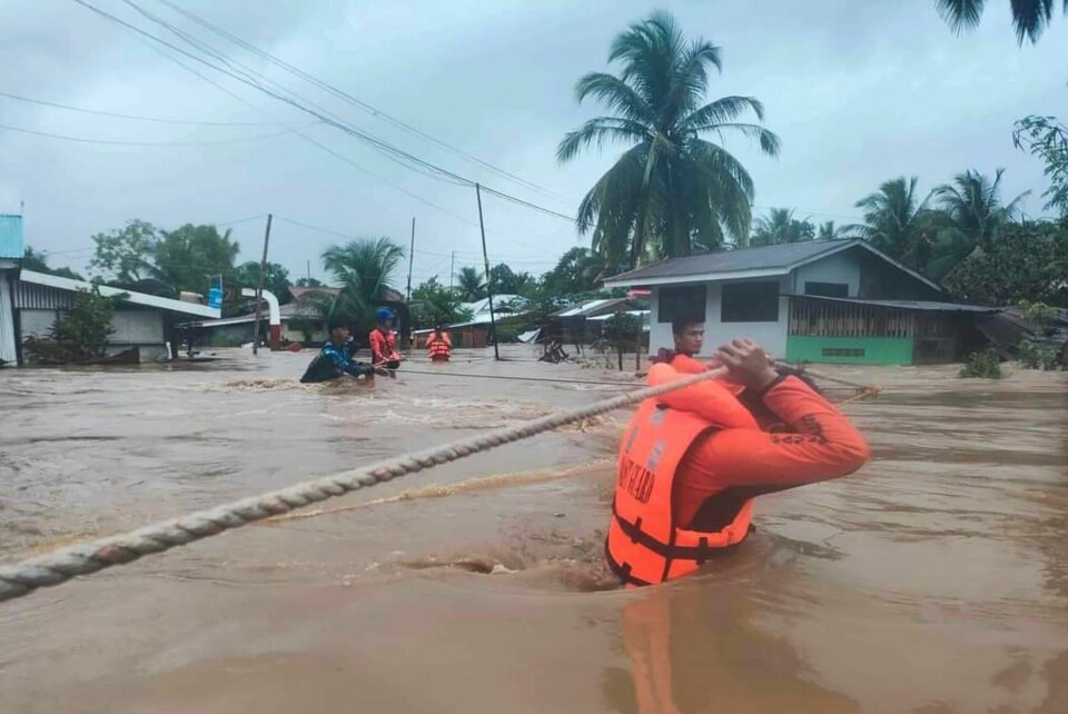 STORM: Redningsarbeidere forsøker å gjøre det de kan for å finne folk som har overlevd. Redningsmannskap evakuerer innbyggjarar på øya Mindanao på Filippinane etter kraftig uvêr. Foto: Den filippinske kystvakta via AP / NTB