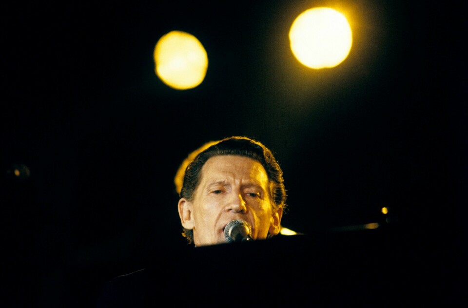 FEIL: Nettstedet TMZ meldte onsdag at rockepioneren Jerry Lee Lewis er død. Det viste seg å være feil. Her spiller han i Oslo i 1985. Jerry Lee Lewis er død, 87 år gammel, ifølge TMZ. Her spiller han i Oslo i 1985. Foto: Sigurd Kydland / NTB