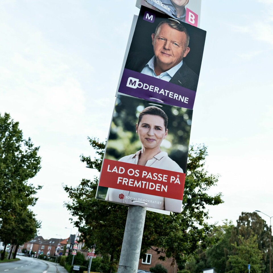 Valgplakater for Mette Frederiksen fra Socialdemokratiet og Lars Løkke Rasmussen fra Moderaterne på en lyktestolpe i Aalborg i forkant av valget. Nytt Folketing skal velges tirsdag 1. november. Foto: Henning Bagger, Ritzau Scanpix / NTB Moderaterna-leder Lars Løkke Rasmussen og Socialdemokratiet-leder Mette Frederiksen på danske valgplakater. Foto: Henning Bagger / Ritzau / NTB