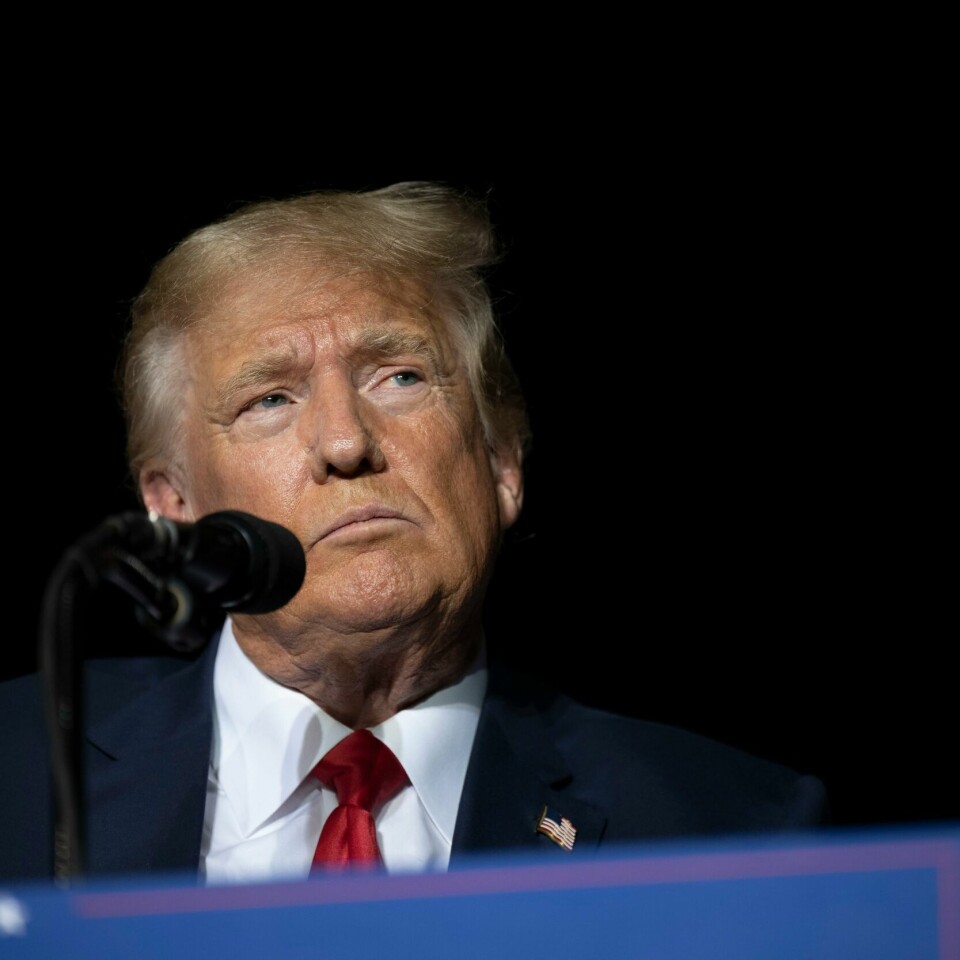 KLARE?: Donald Trump ba de som støtter ham om å være klare. Donald Trump ønsker Elon Musk lykke til med Twitter, men har ingen konkrete planer om å gå tilbake til Twitter. Foto: AP / NTB