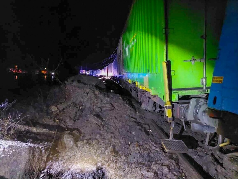 SKRED: Et steinskred har gått over togsporet. Det skjedde ved Heskestad i Lund kommune i Rogaland. Et godstog har sporet av. Det får store følger for trafikken. Bildet viser et steinras som har gått over togsporet ved Heskestad i Lund kommune i Rogaland og et godstog som har sporet av. Det vil få store konsekvenser for trafikken.Foto: Stig Skåland / Lund Brannvesen / NTB