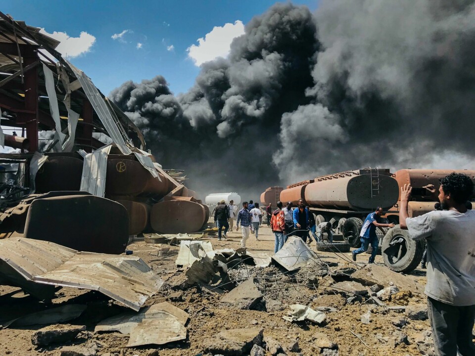 KRIG: Det har vært krig i og rundt Tigray i nesten to år. Bildet er fra byen Mekele etter et flyangrep i november 2021. Byen er også hovedstad i regionen. Anklagene om brudd på menneskerettighetene under krigen i Etiopias Tigray-region skal granskes, har FN besluttet. Dette bildet er fra et etiopisk flyangrep mot regionens hovedstad Mekele i oktober. Foto: AP / NTB