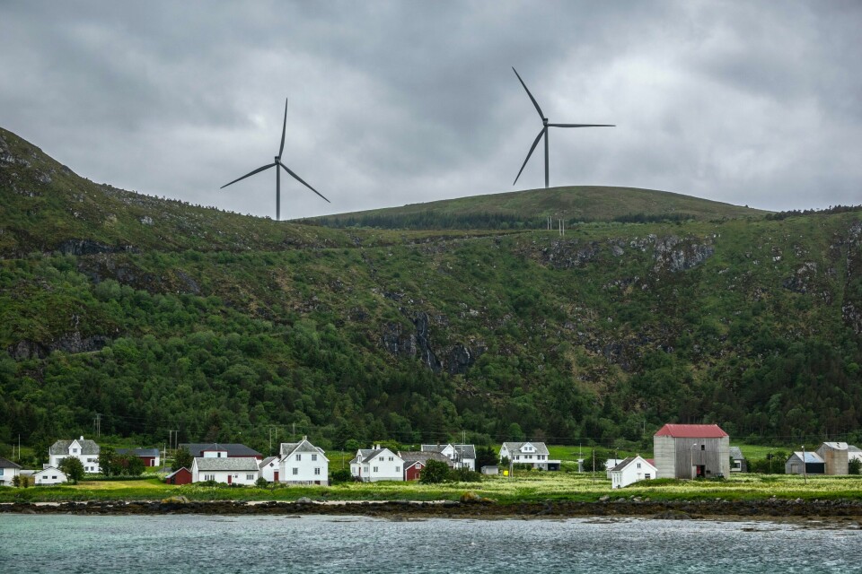 ENERGI: Vindkraftpausen på land skal være over, men norske kommuner har så langt vist liten interesse for nye prosjekter. Her ser vi vindturbiner tilhørende Haram vindkraftverk på fjellet over Ulla på Haramsøya. Vindkraftpausen på land skal være over, men norske kommuner har så langt vist liten interesse for nye prosjekter. Her ser vi vindturbiner tilhørende Haram vindkraftverk på fjellet over Ulla på Haramsøya i Ålesund kommune i Møre og Romsdal. Foto: Halvard Alvik / NTB