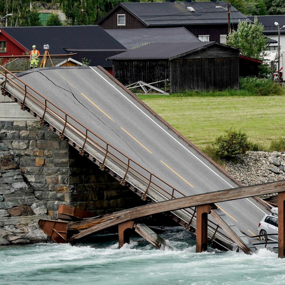 INNLANDET: Tretten bro falt ned i elva Gudbrandsdalslågen 15. august. Fredag fortsetter rivingen av Tretten bru. Foto: Heiko Junge / NTB