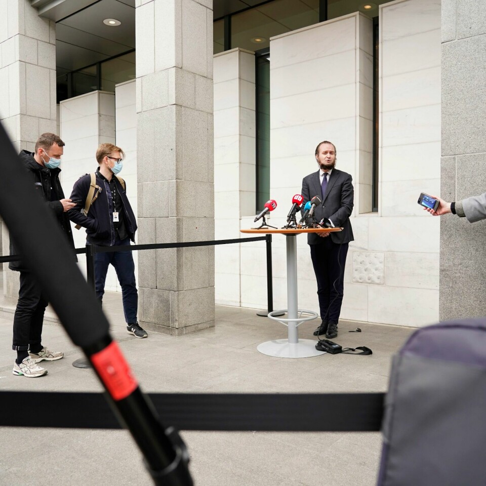 PRESSEKONFERANSE: Forsvarer Nils Christian Nordhus holder pressekonferanse. Det var utenfor Oslo tingrett etter domsavsigelsen mot den IS-tiltalte kvinnen onsdag. Forsvarer Nils Christian Nordhus holder pressekonferanse utenfor Oslo tingrett etter domsavsigelsen mot den IS-tiltalte kvinnen onsdag.