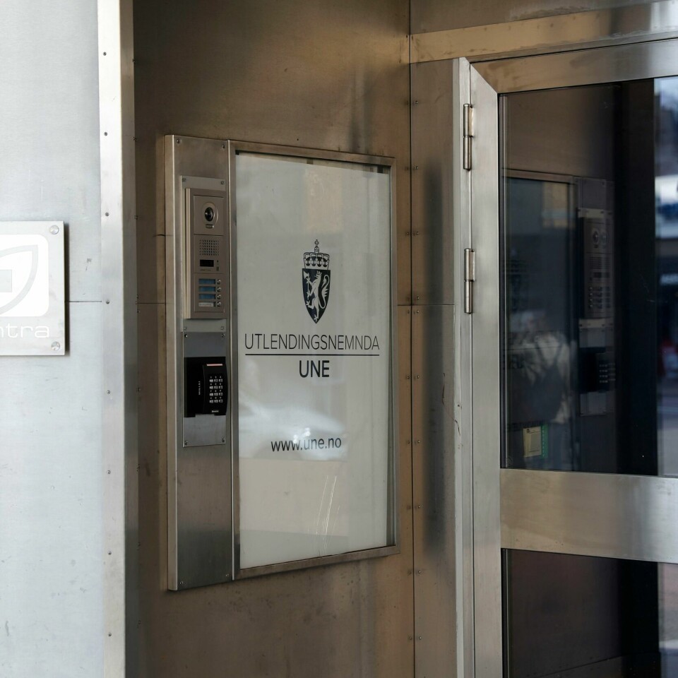 ASYL: Utlendings-nemda (UNE) har avgjort hvor mange eldre asylsøkere som har fått oppholdstillatelse i Norge. 24 har fått bli etter å ha bodd i Norge i årevis. Bildet viser skiltet ved inngangen til Utlendings-nemnda i Oslo.