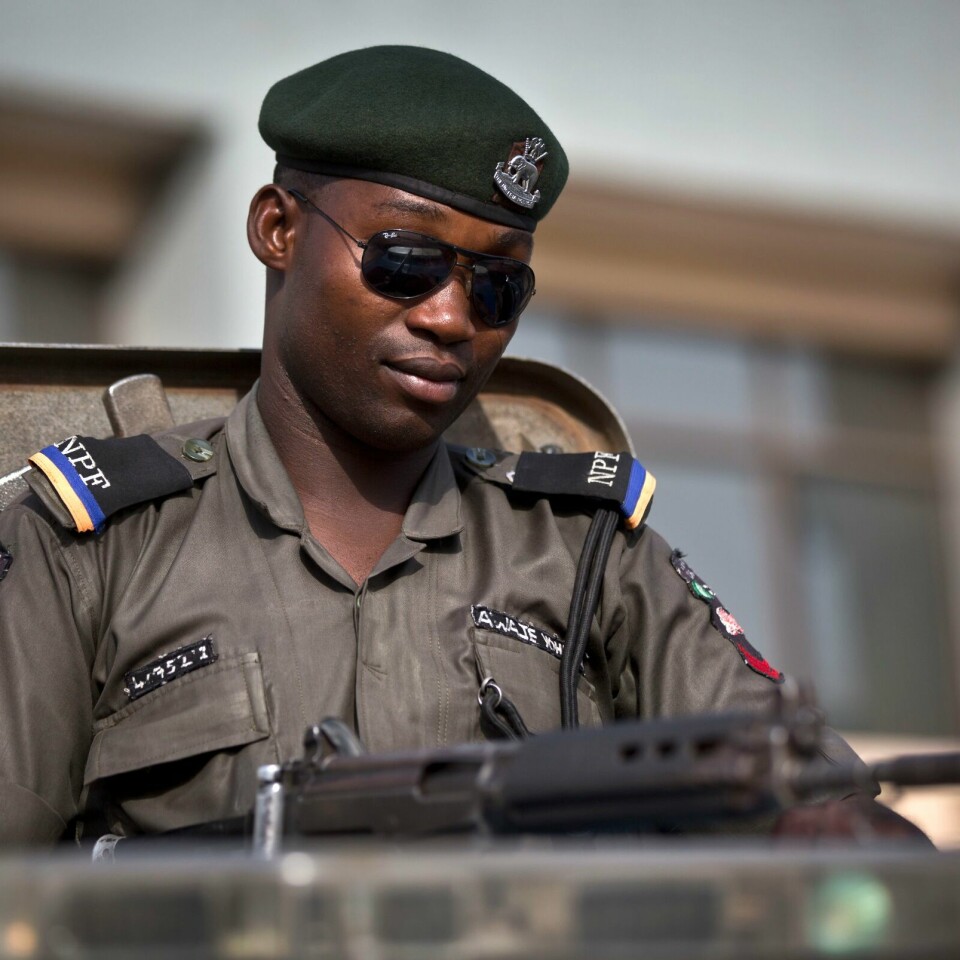 NIGERIA: En nigerianske politibetjent i Abuja, hovedstaden i Nigeria. A Nigerian police officer