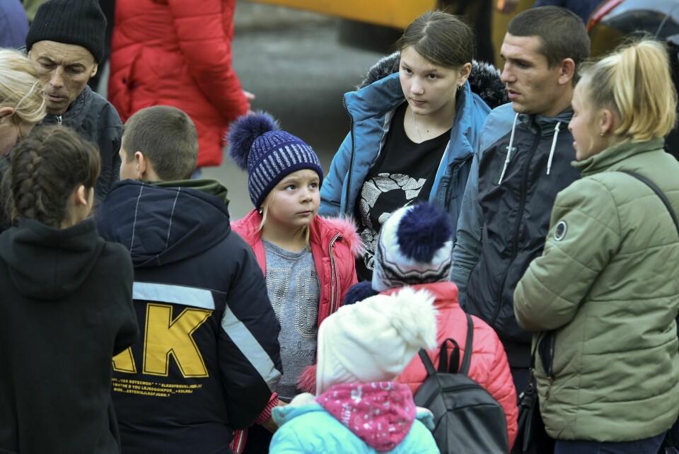 FLYTTET: Folk som er evakuert fra Kherson, samler seg. De er på togstasjonen Dzjankoj på Krim. Ukraina sier at russiske okkupasjonsmyndighetene tvangsflytter folk i regionen, samt i flere andre. Folk som er evakuert fra Kherson, samler seg etter å ha ankommet togstasjonen i Dzjankoj på Krim. Ukraina anklager de russiske okkupasjonsmyndighetene for massedeportasjoner av folk i regionen, samt i flere andre. Foto: AP / NTB