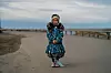 Bildet viser seks år gamle Annsoph Nayokpuk, kledd i tradisjonell inuittdrakt, som stiller opp for fotografen. Det er ikke sikkert at hun kan vokse opp i landsbyen Shishmaref som ligger på en øy, truet av erosjon. Foto: Jae C. Hong / AP / NTB