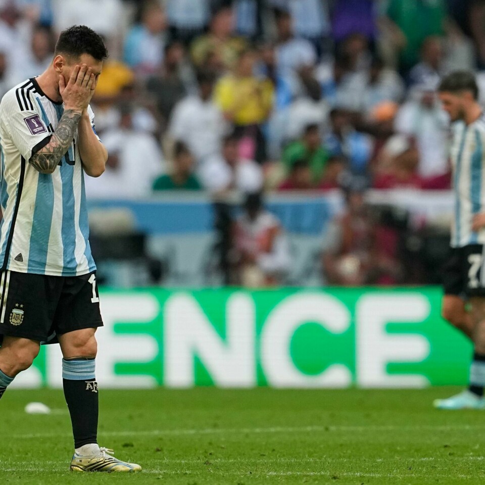 TAP: Lionel Messi og Argentina tapte mot Saudi-Arabia. Det er nok den største overraskelsen denne uka. Sammen med at Japan vant over Tyskland. Lionel Messi og resten av Argentina-troppen får gjennomgå etter de tapte 1-2 for Saudi-Arabia. Foto: AP Photo/Ebrahim Noroozi.